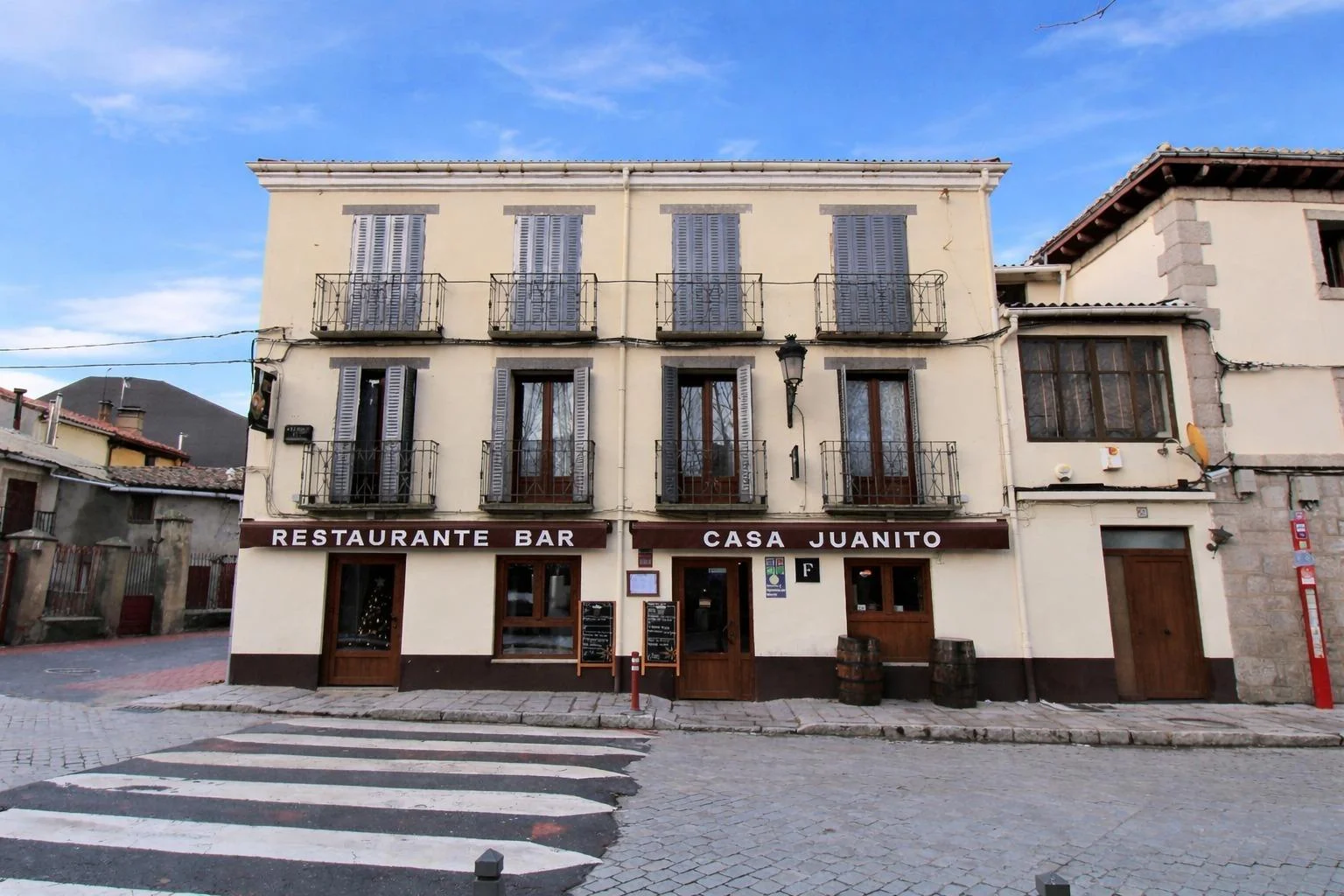 Edificio hotelero en funcionamiento en Rascafría