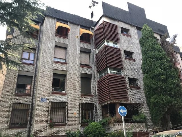 Spacious four-bedroom flat with pool