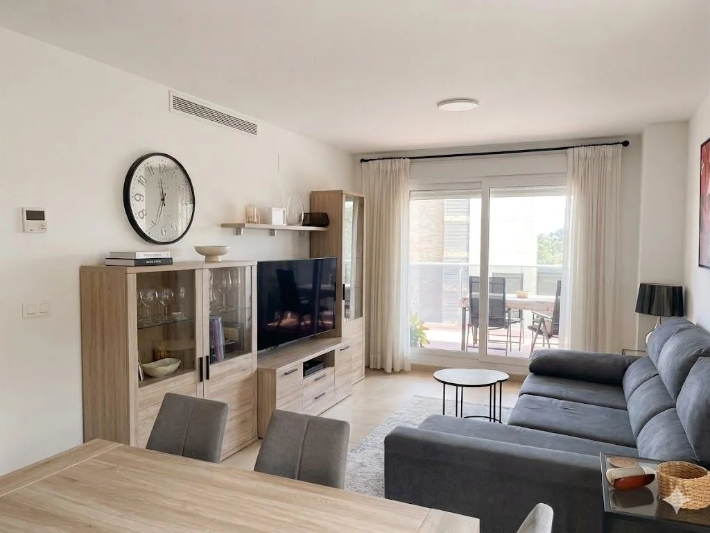 Bright corner apartment with sea views