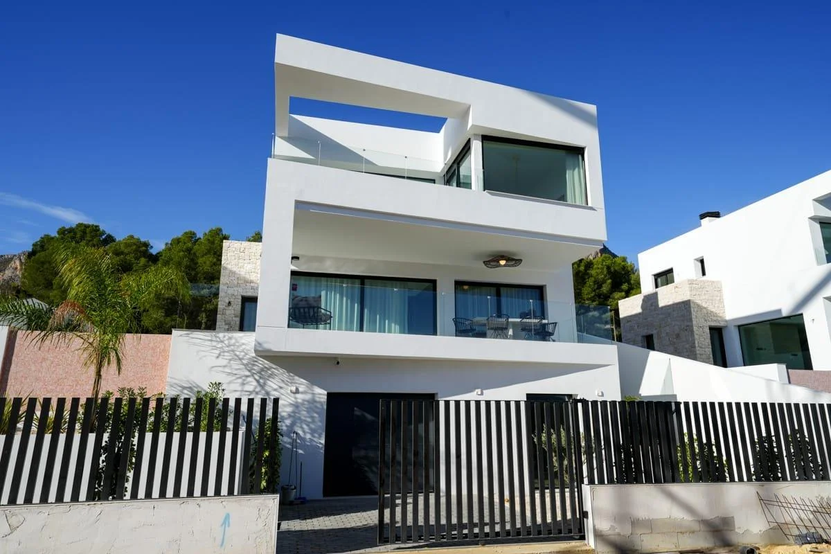 Villa nueva en Polop, 4 dormitorios y piscina
