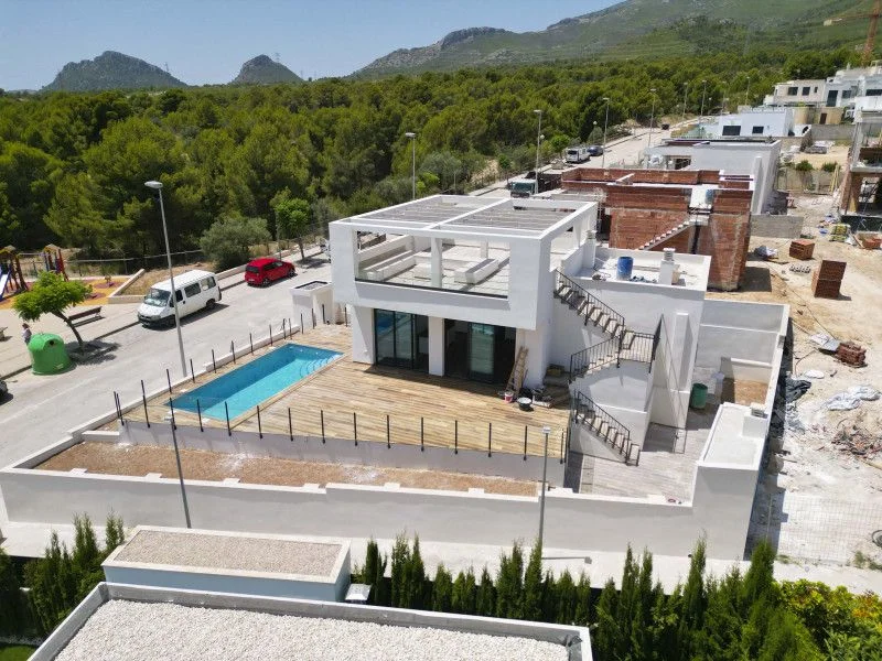 Villa nueva en Polop con piscina privada