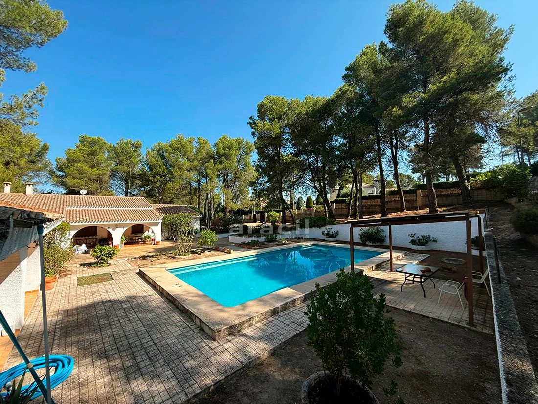 Chalet with pool and large plot