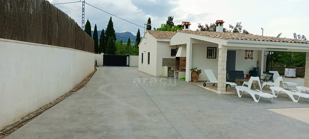 Renovated chalet with 4,500 m² plot