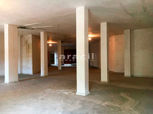 Central commercial premises with 176 m²