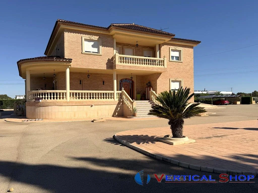 Yecla chalet with 6,931 m² plot