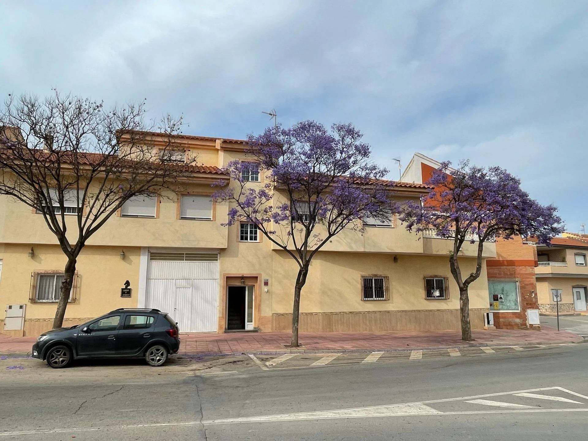Three-storey building with conversion potential