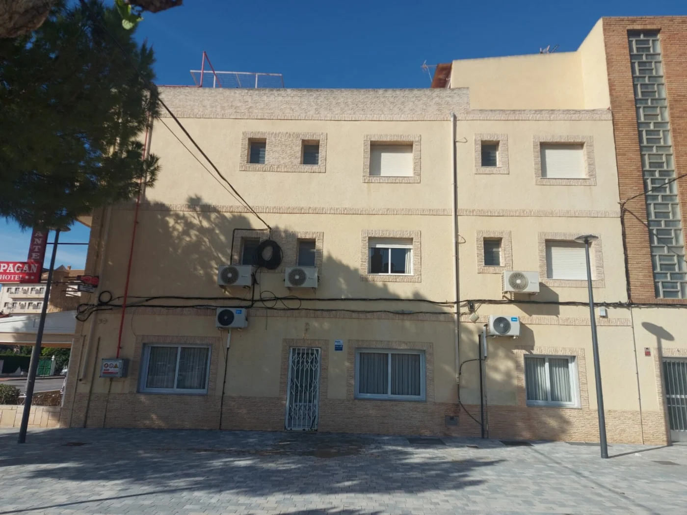 Operating hotel near Los Alcázares beach