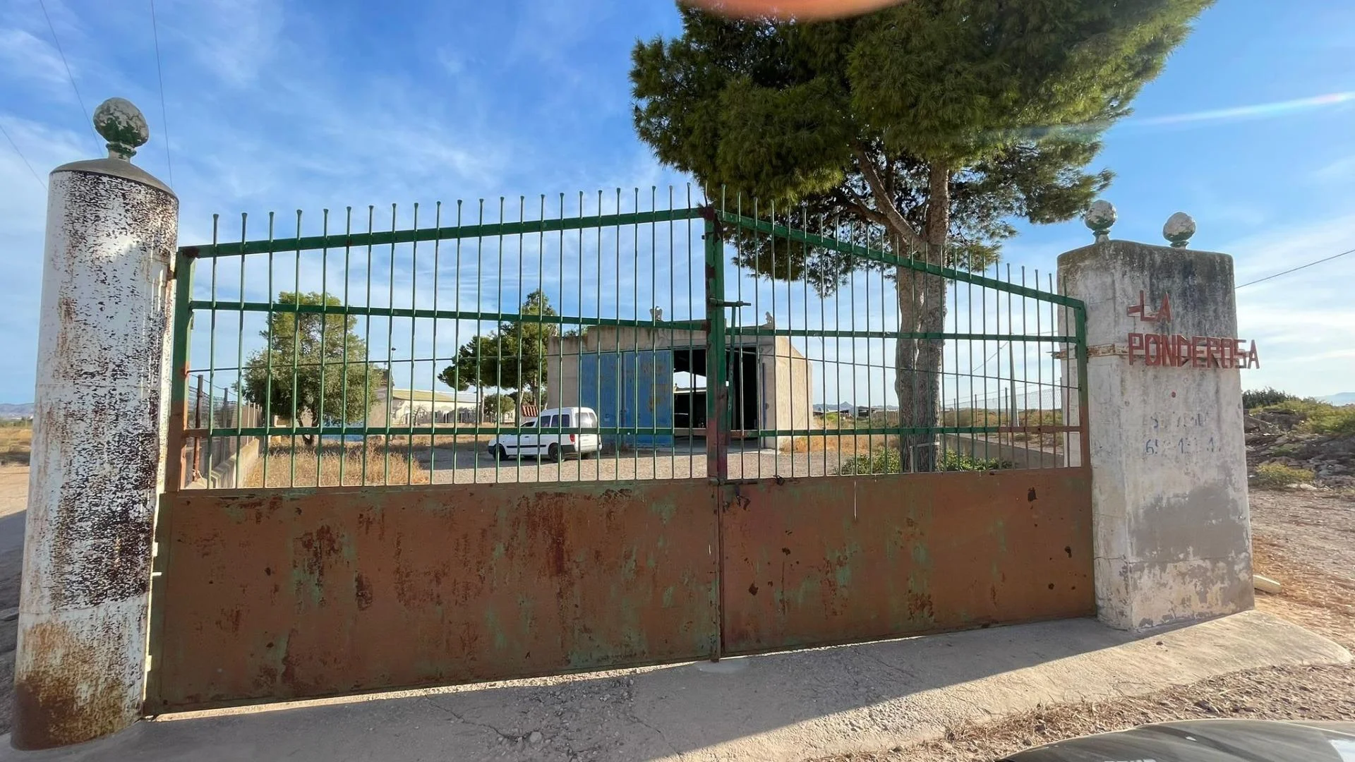 Industrial warehouse with expansive plot