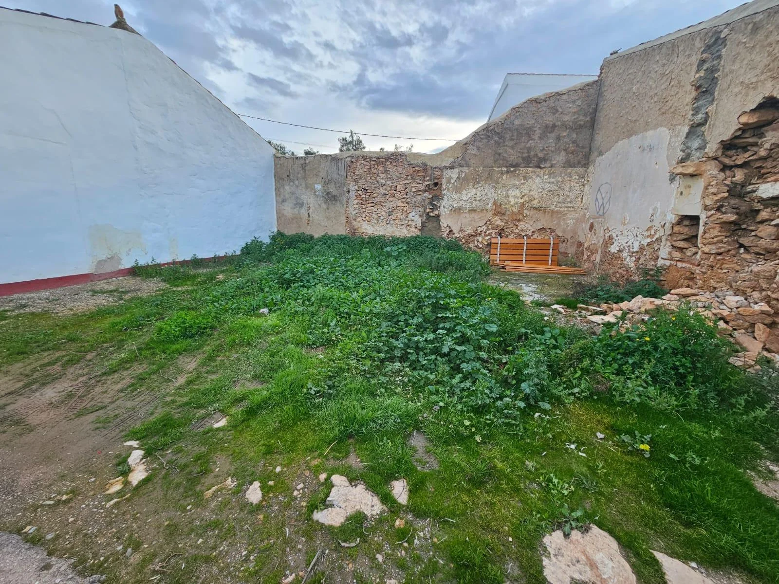 Urban plot with adjoining rustic land