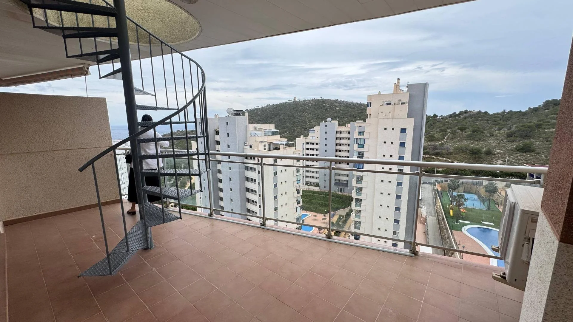 Sea-view penthouse with private solarium