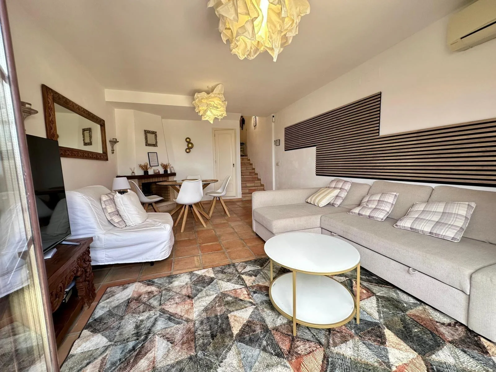 Corner townhouse with panoramic sea views