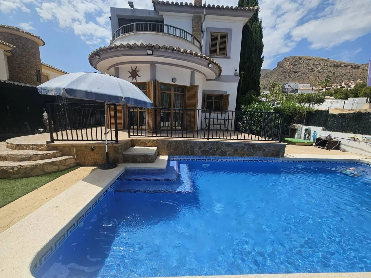 Villa moderna en Sierra Cortina, parcela de 490 m²
