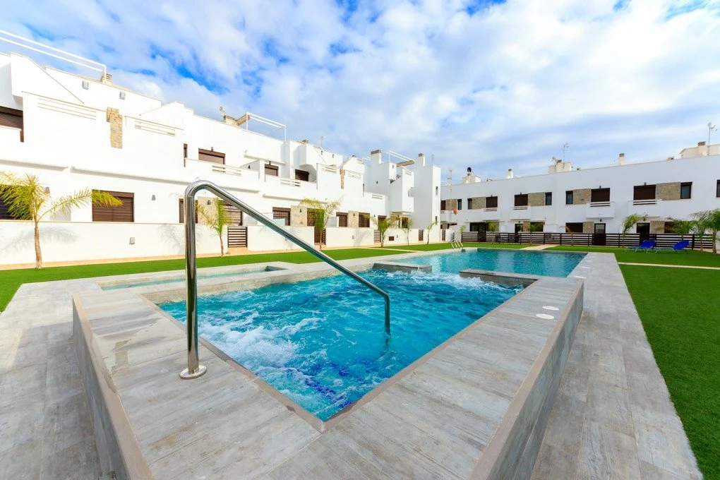 Adosado moderno con piscina y 3 dormitorios