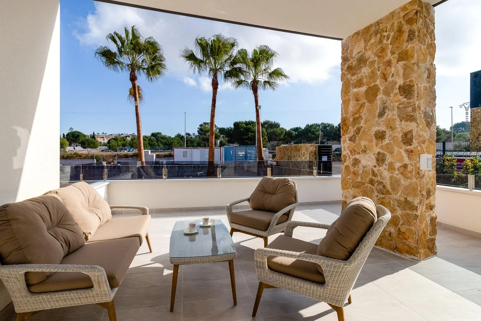 Bungalow nuevo en planta baja con jardín