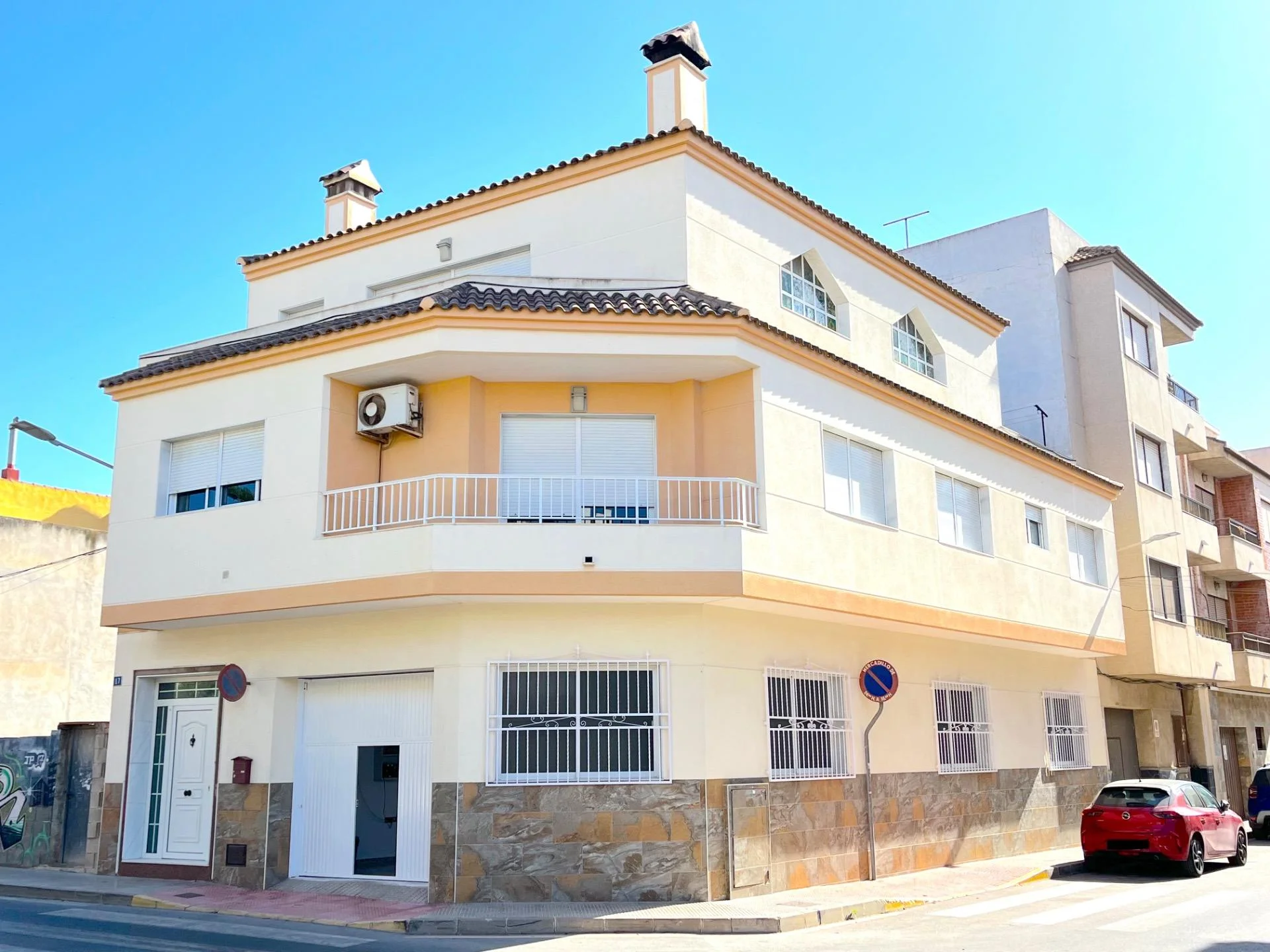 Spacious Rojales house with independent attic