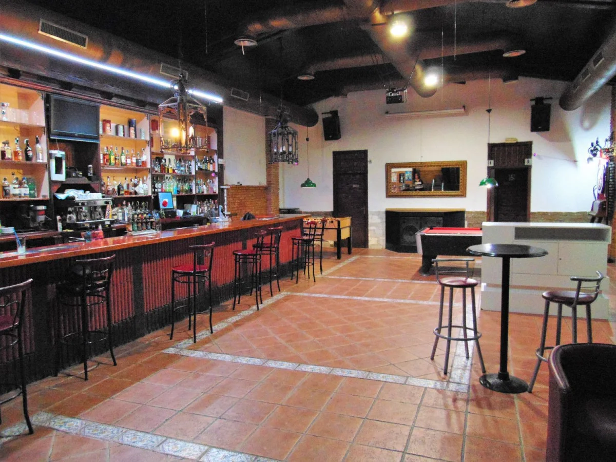 Operating café-concert venue, 170 m²