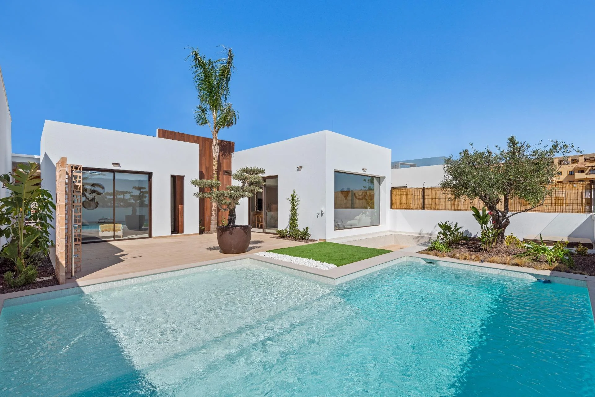 Villa nueva con piscina privada junto al golf