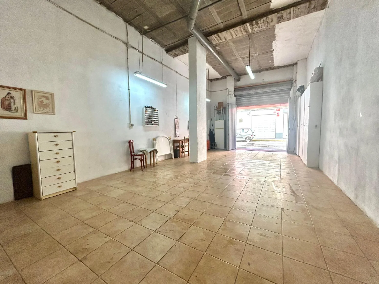Open-plan commercial unit with mezzanine