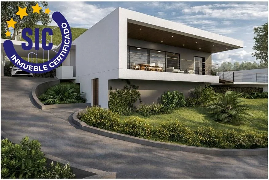 La Coma urban plot, golf views