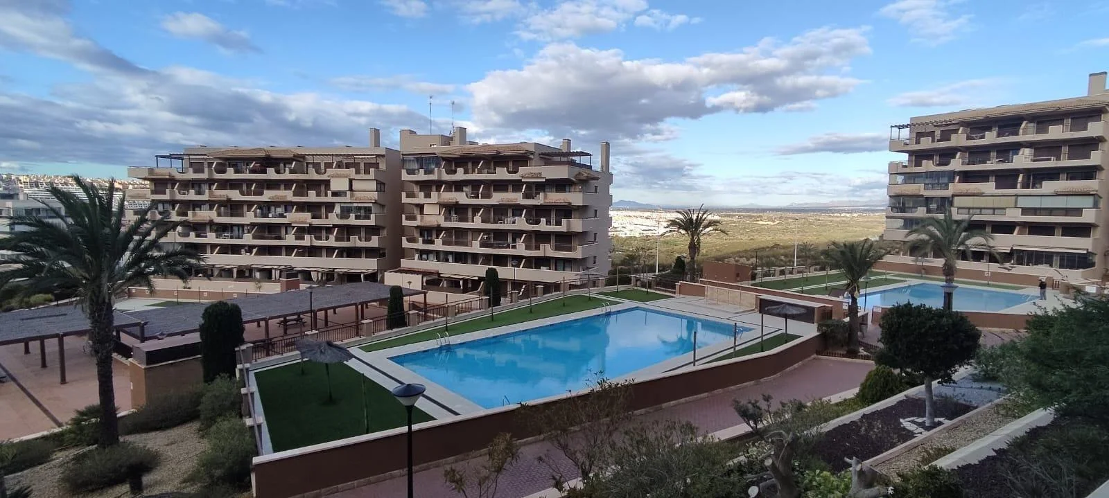 Apartamento costero amueblado con terraza de 25 m²