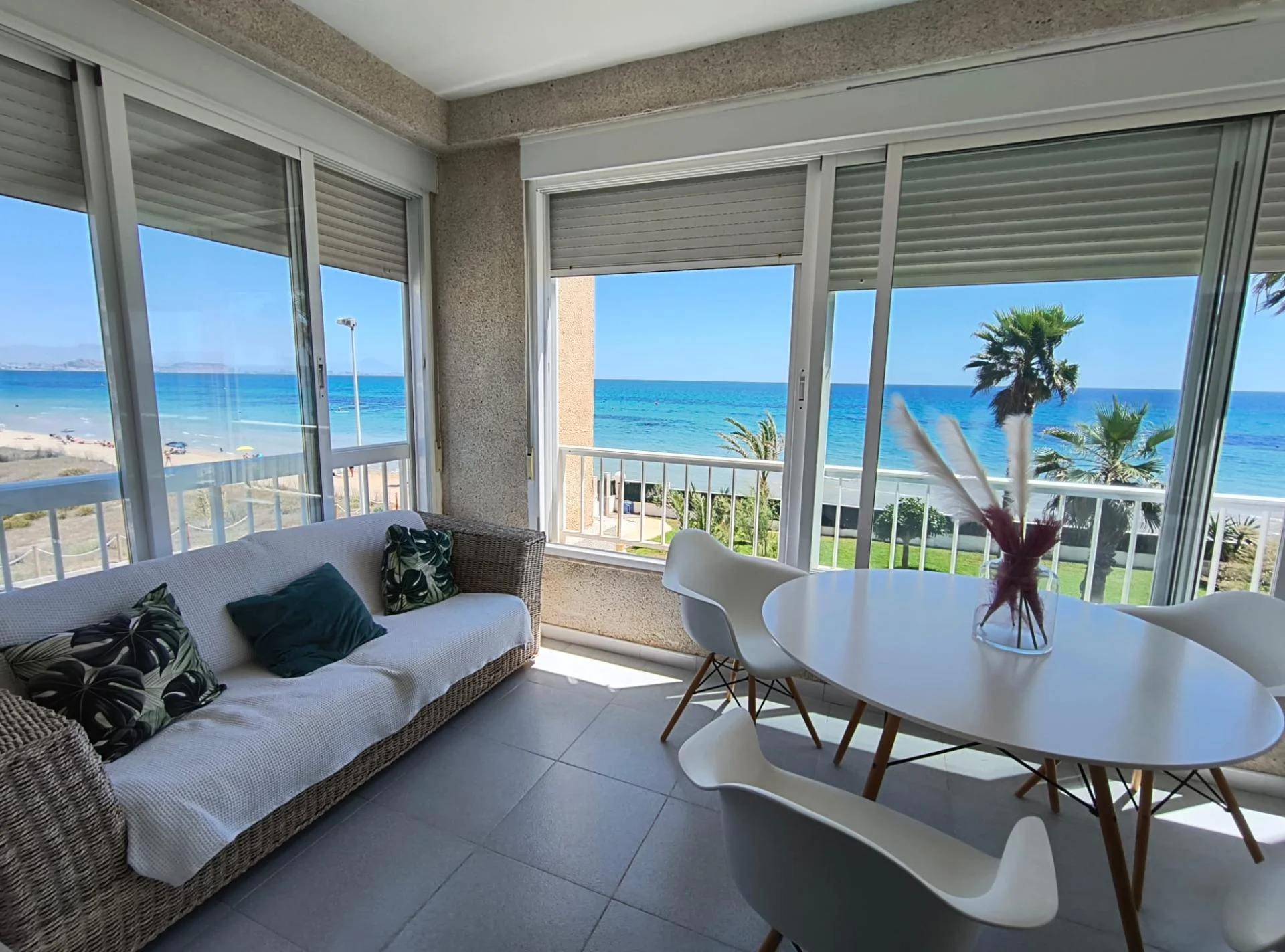Seafront apartment in Arenales, 3 bedrooms