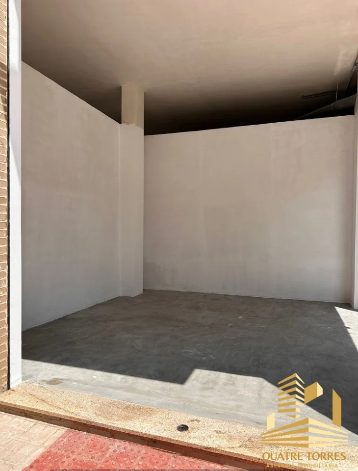 Six-unit commercial block in Silla
