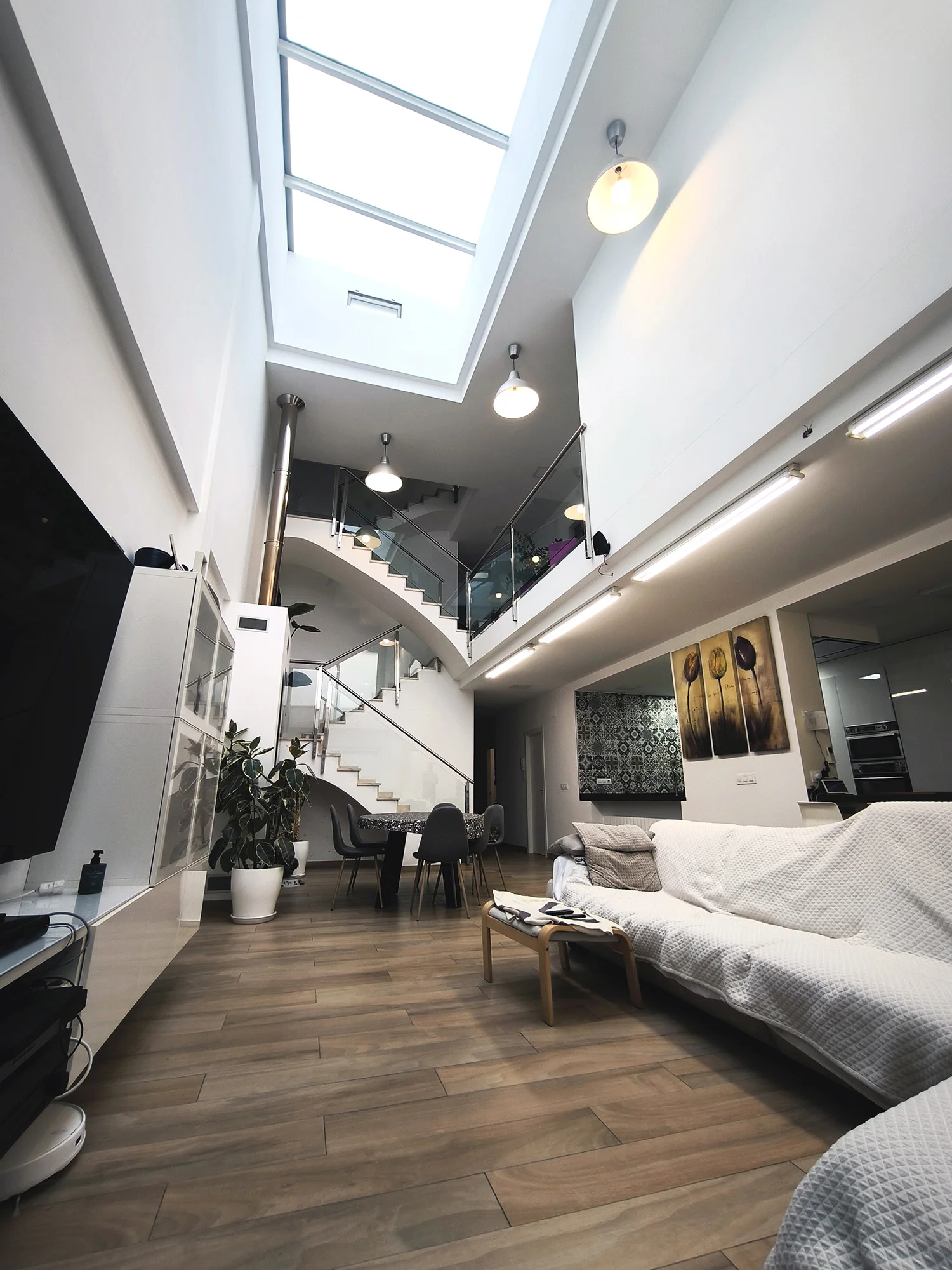 Bright three-level duplex, five bedrooms