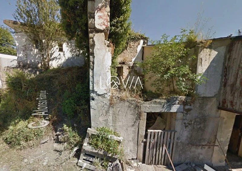 Ruina de tres plantas en el centro de Boal