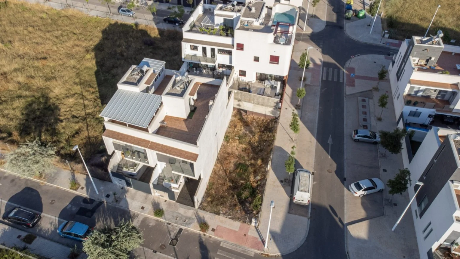 Parcela urbana de esquina cerca de la costa