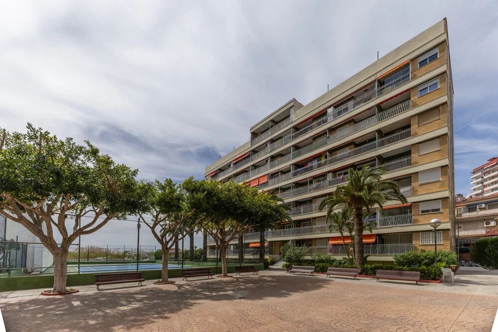 Beachside two-bedroom flat with pool
