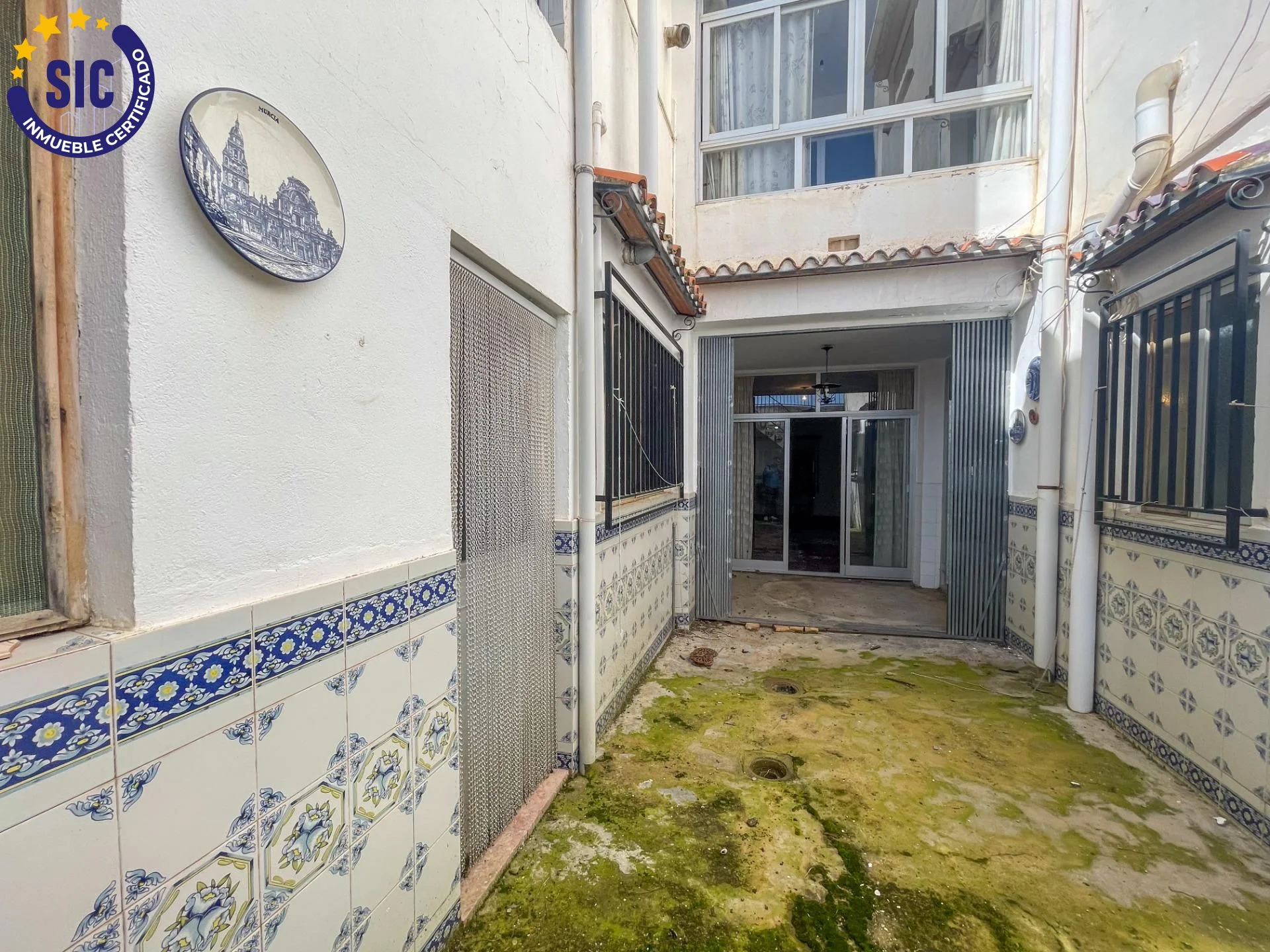 Edificio de tres plantas con potencial de conversión