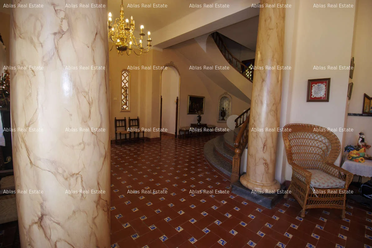 Casa histórica de 11 dormitorios en Montanejos