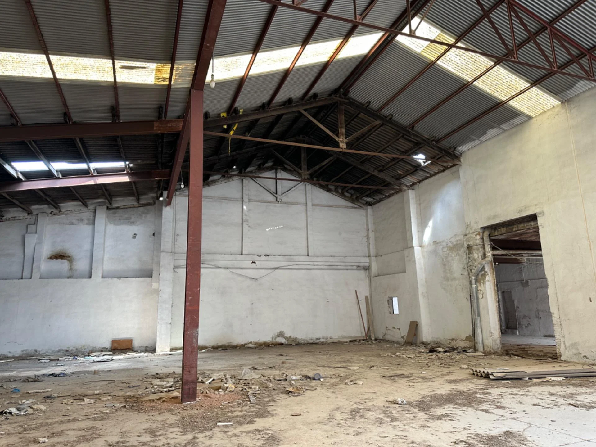 Industrial warehouse in Manises, 2,053 m²