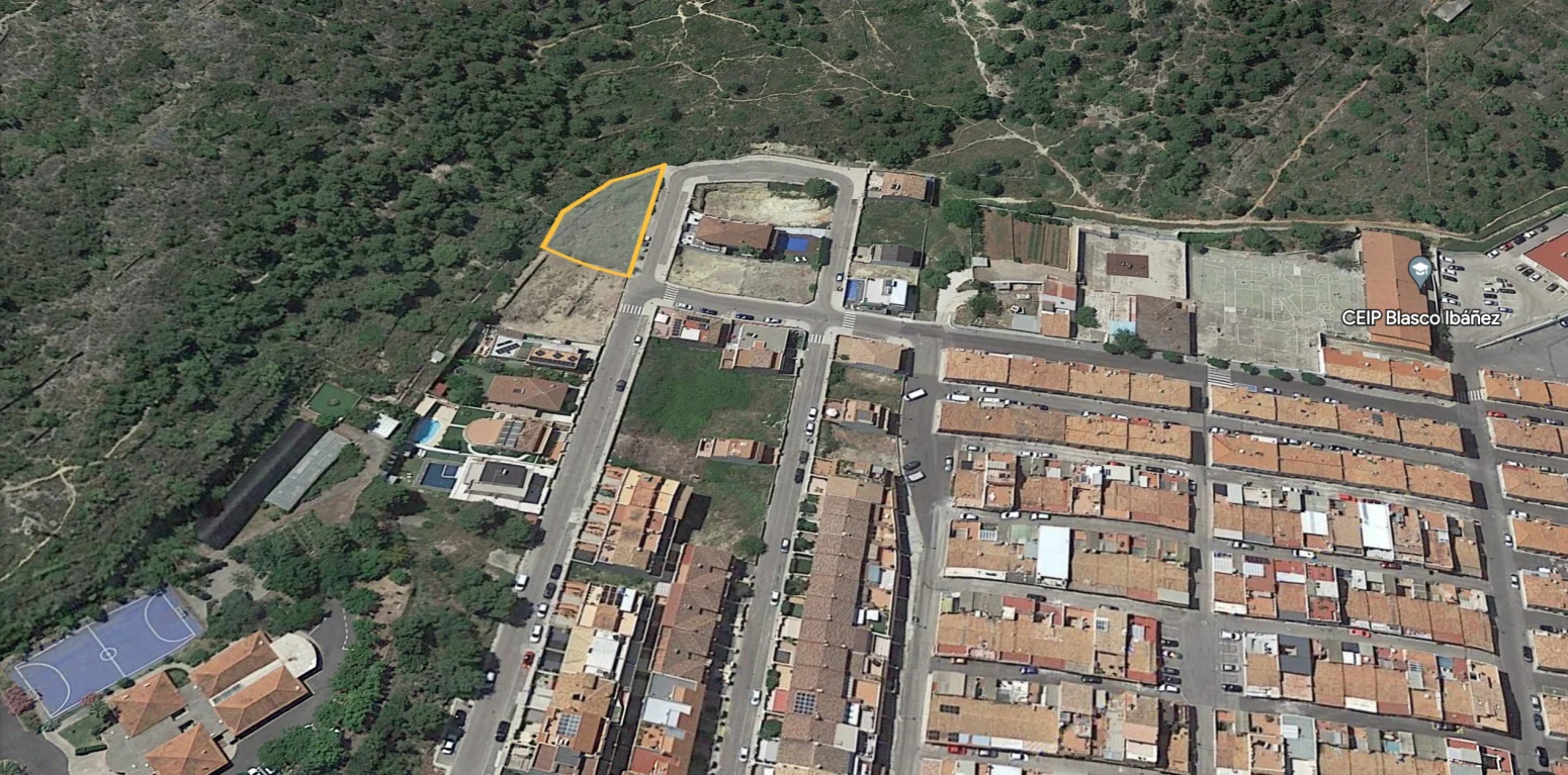 Solar urbano esquinero de 590 m²