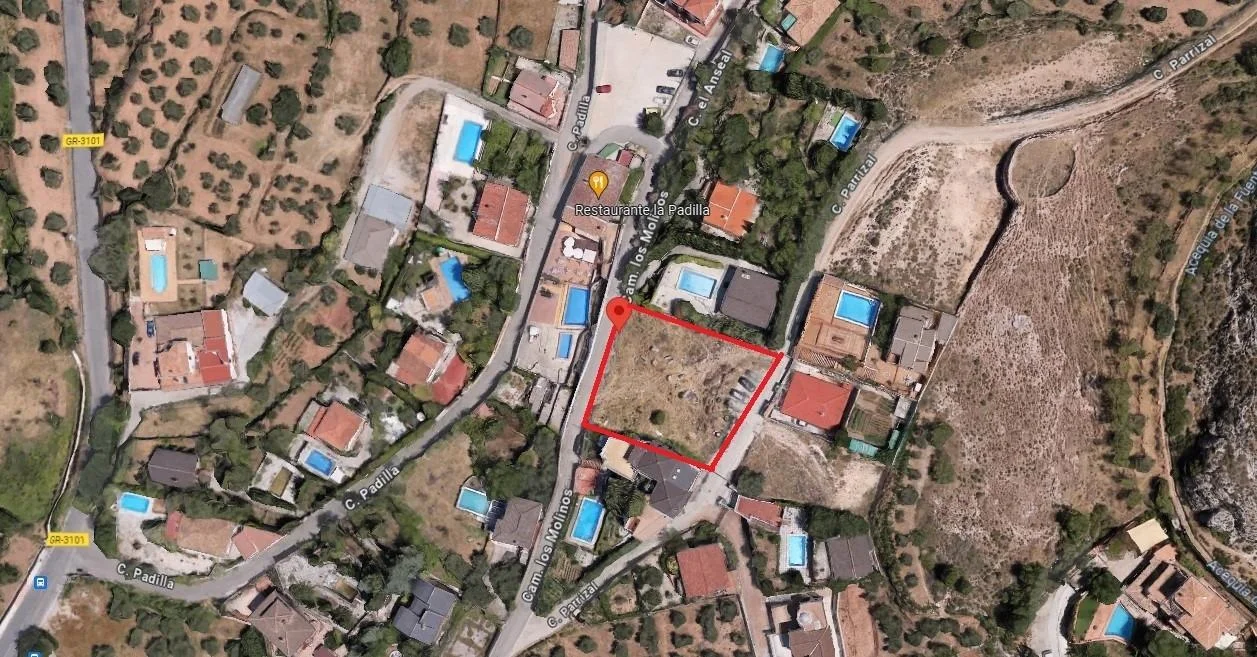 Parcela urbana cerca de Granada con vistas a la montaña