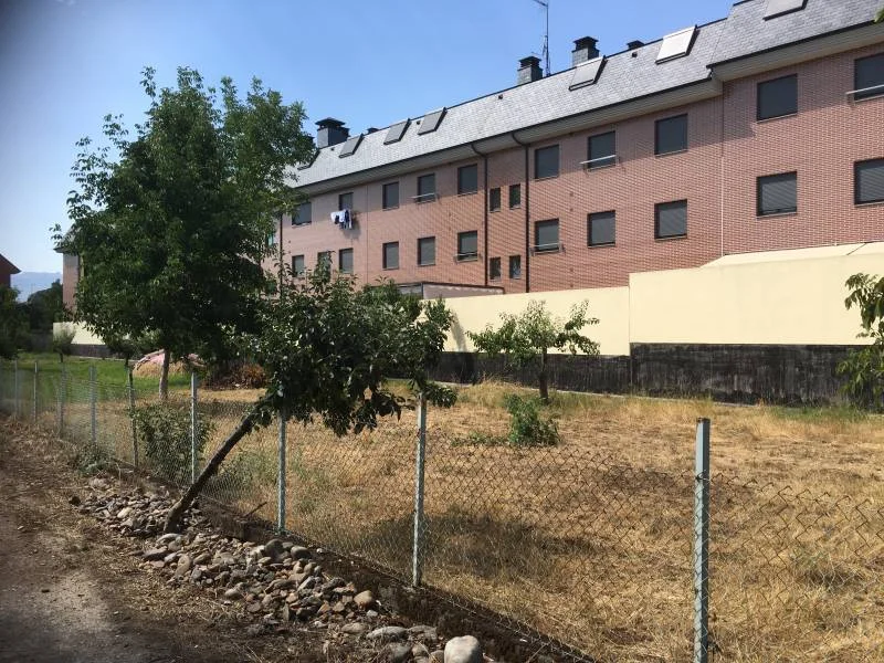 Solar de desarrollo en Cuatrovientos, 1.554 m²