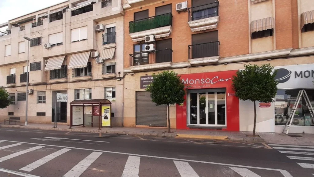 Amplio local comercial con despachos