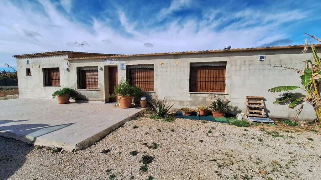 Chalet rústico con terreno cultivado
