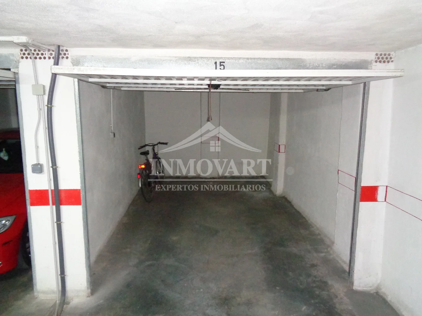 Enclosed central garage, 14 m²