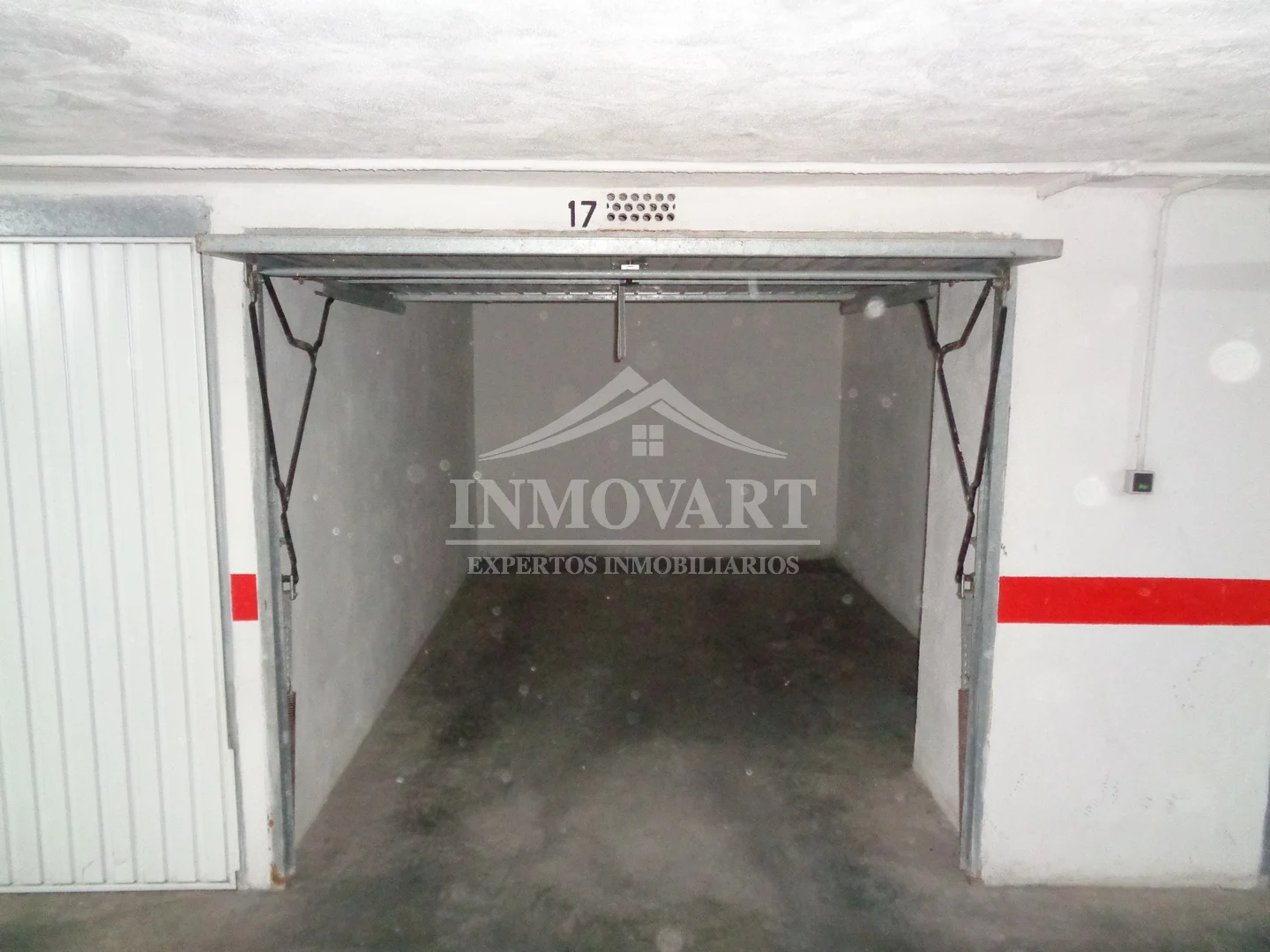 Enclosed central garage with 14 m²
