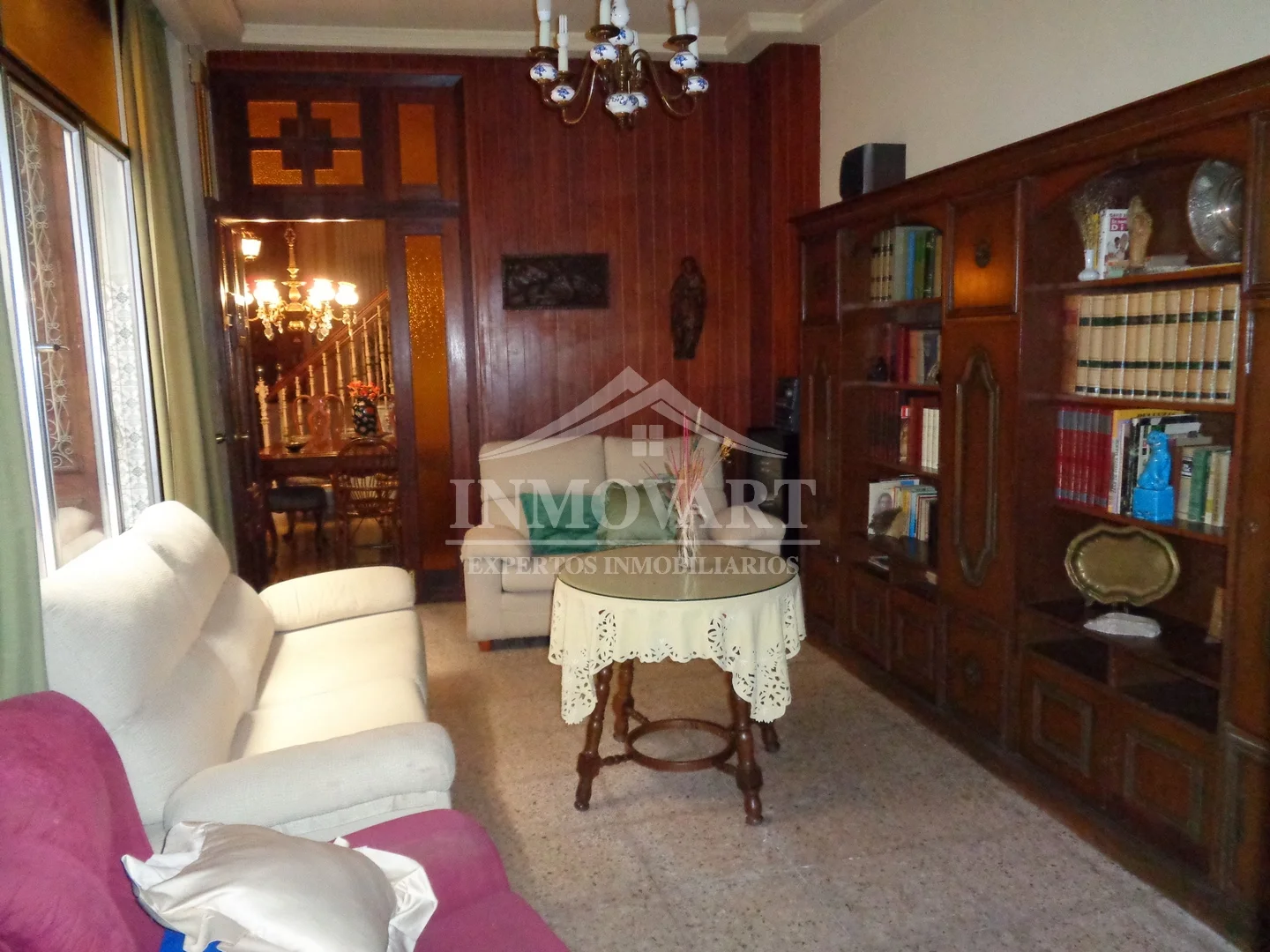 Casa céntrica de tres plantas y nueve habitaciones