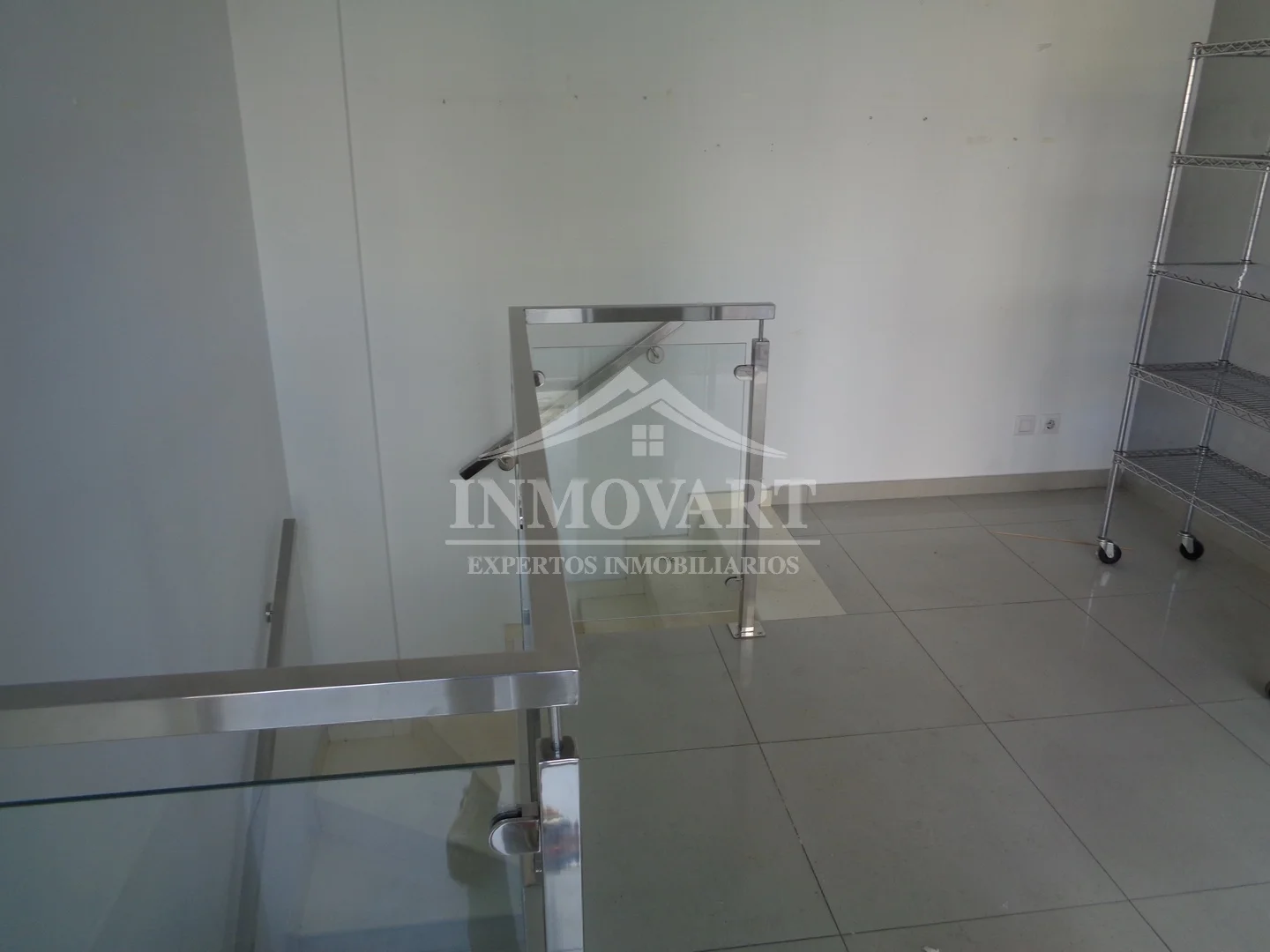 Centre commercial unit, two levels