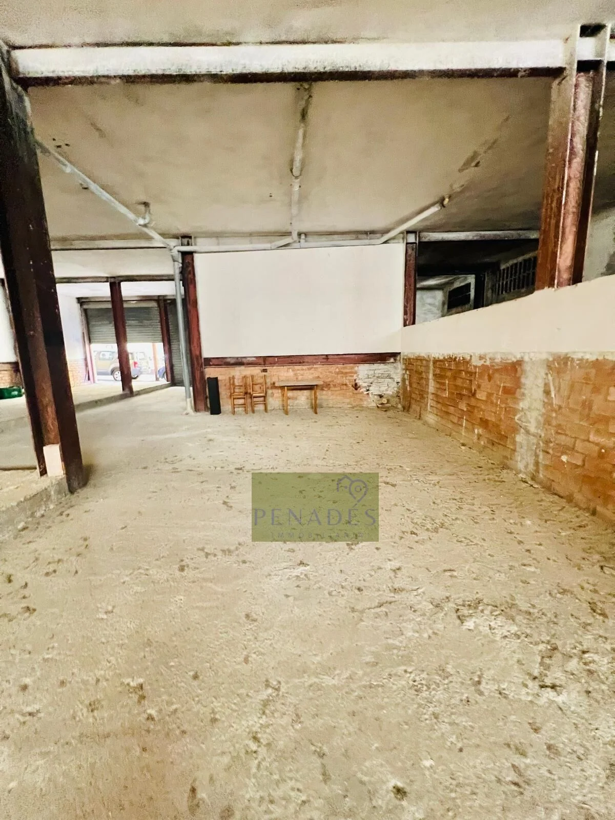 472 m² commercial unit near university