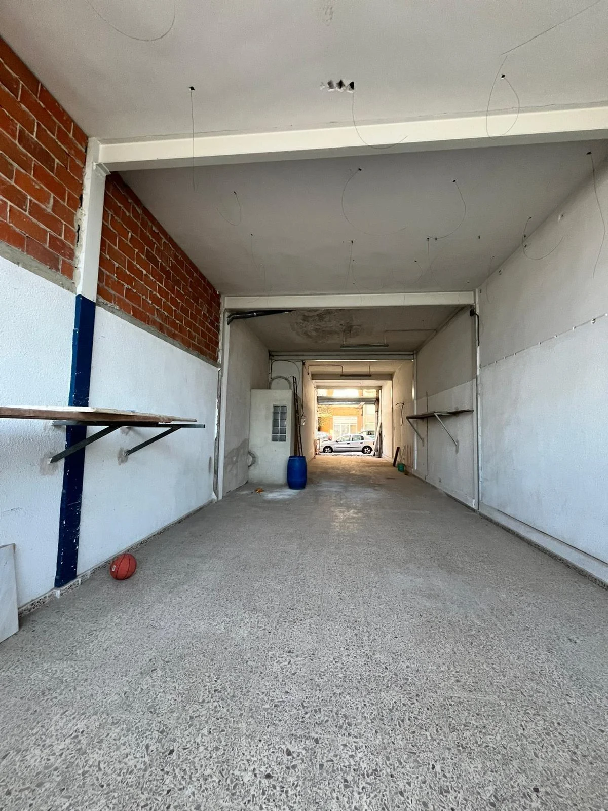 Commercial premises with basement in Llombo