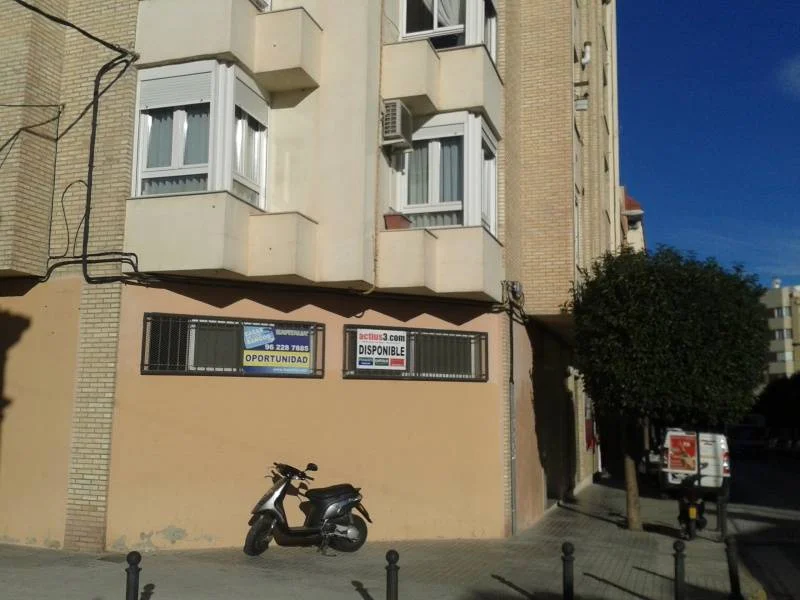 Exterior commercial unit in El Llombo