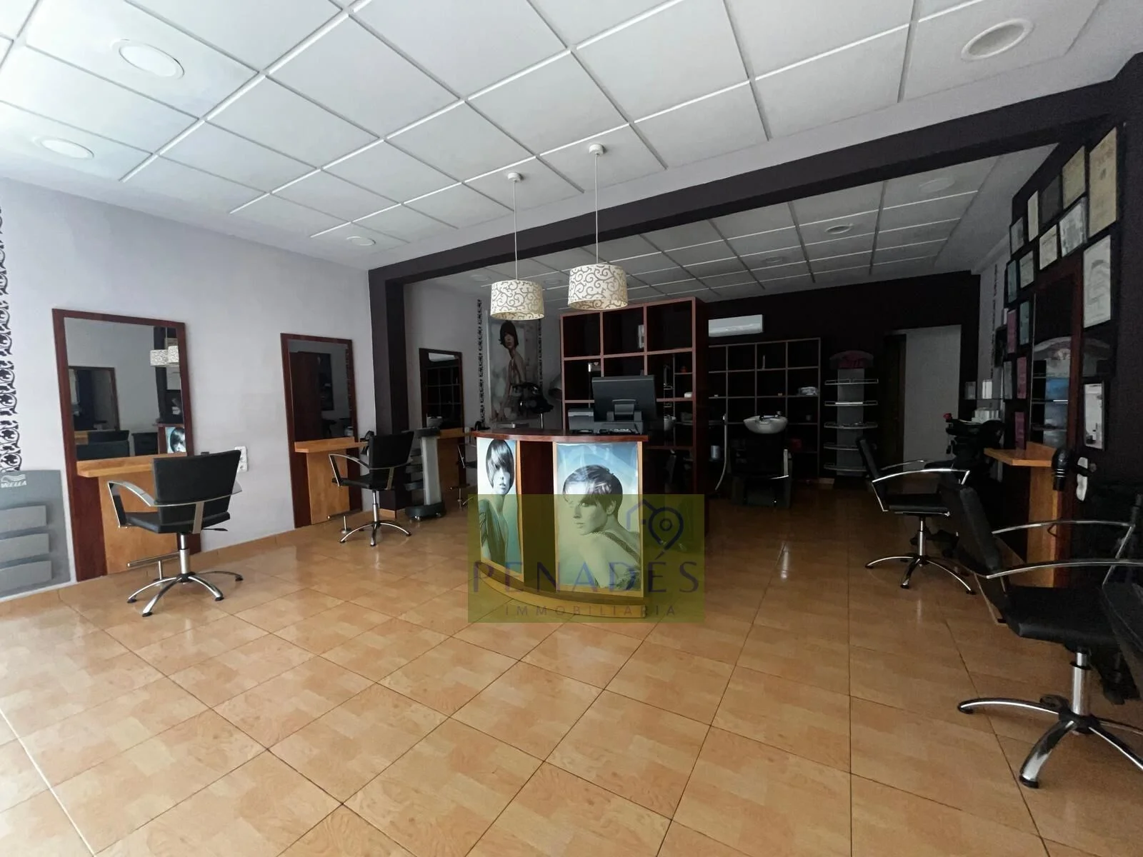 Reformed central commercial unit, 76 m²