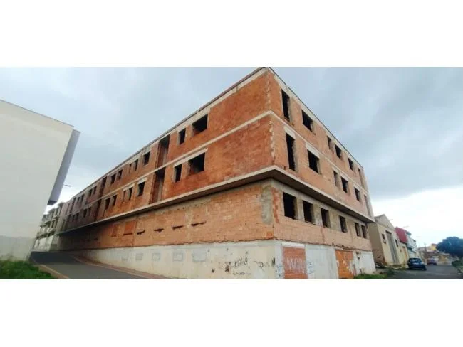 Edificio sin terminar en el centro de La Unión