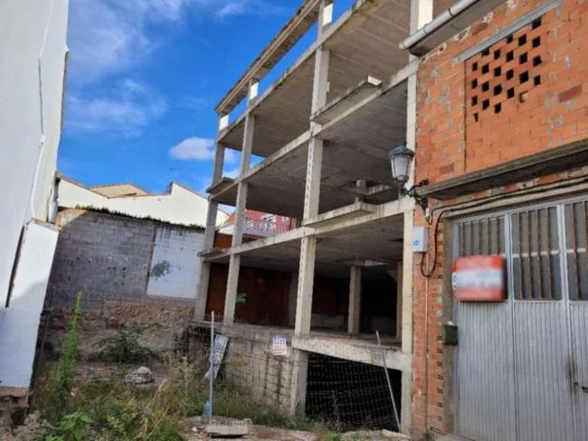 Edificio céntrico en construcción en Enguera