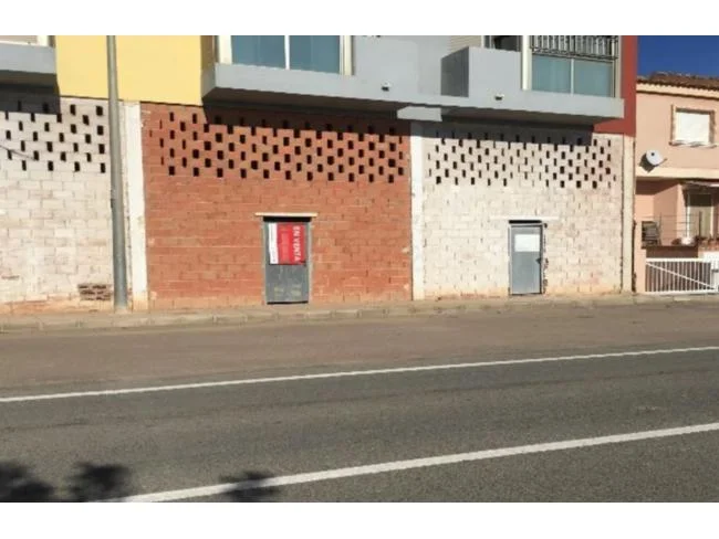 Ground-floor commercial unit with two garages