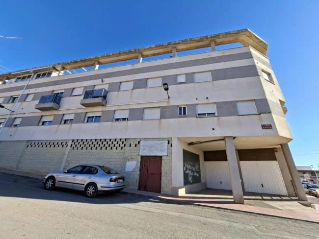Corner commercial unit with 849 m²